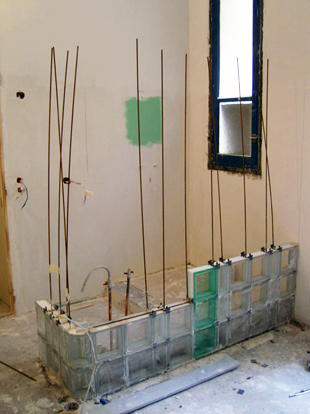 Aménagement et décoration appartement par l'architecte Aude Borromée - Chantier construction mur en pavés de verre