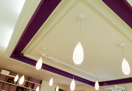 Aménagement et décoration d'un appartement parisien par l'architecte Aude Borromée - Détail plafond salle principale - Photo Laurent Gueneau