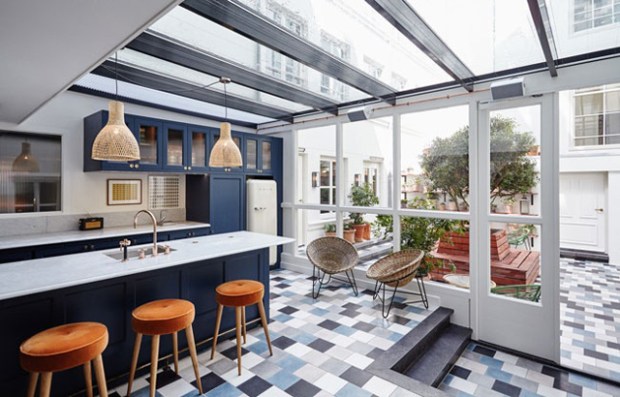 L'espace salle à manger se prolongeant sur la terrasse