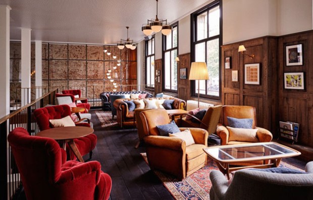 Le côté salon à l'ambiance plus chaleureuse