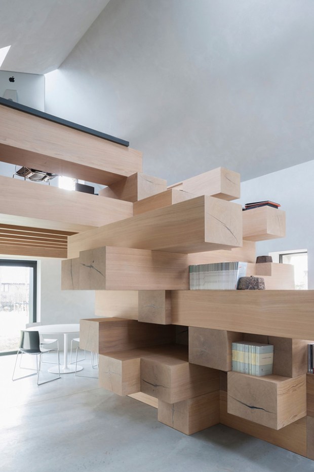 Conseilsdeco-Sculpture-mobilier-Belgique-studio-Farris-bureaux-bois-poutre-renovation-mezzanine-Koen-Van-Damme-05