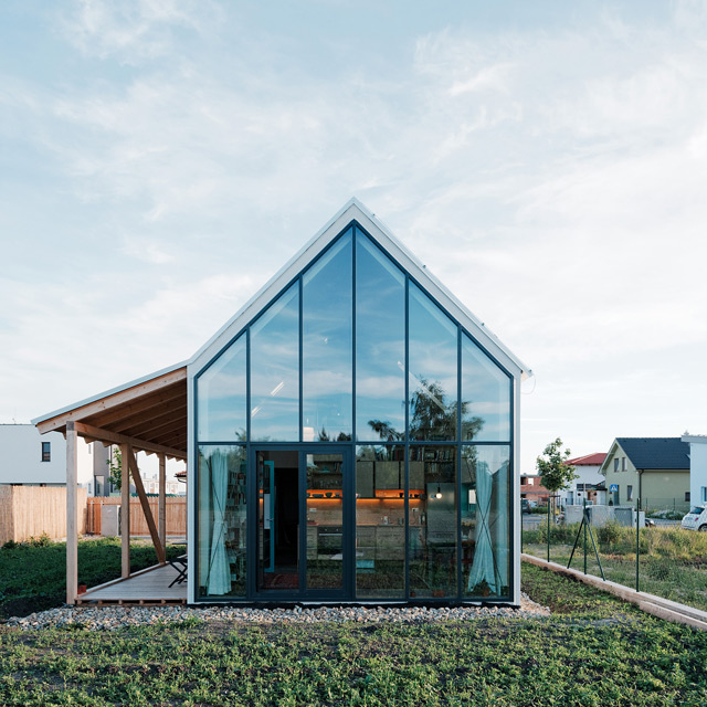 conseilsdeco-slovaquie-architectes-interieur-studio-jrkvc-85m2-budget-abordable-baie-vitree-maison-contreplaque-01