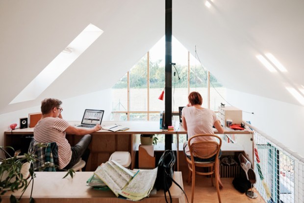 conseilsdeco-slovaquie-architectes-interieur-studio-jrkvc-85m2-budget-abordable-baie-vitree-maison-contreplaque-06