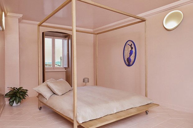 Conseilsdeco-deco-decoration-conseil-architecture-interieur-Comment-decorer-appartement-Airbnb-maison-artistes-Lorenzo-Vitturi-Eligo-Studio-location-Italie-volumes-monochromes-05